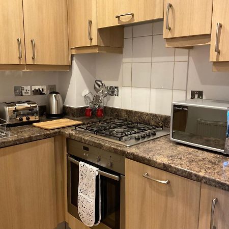 Modern 2 Bed Apt In Egham High Street, With Private Parking And Wifi Apartamento Exterior foto