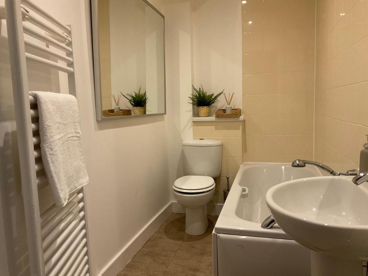 Modern 2 Bed Apt In Egham High Street, With Private Parking And Wifi Apartamento Exterior foto