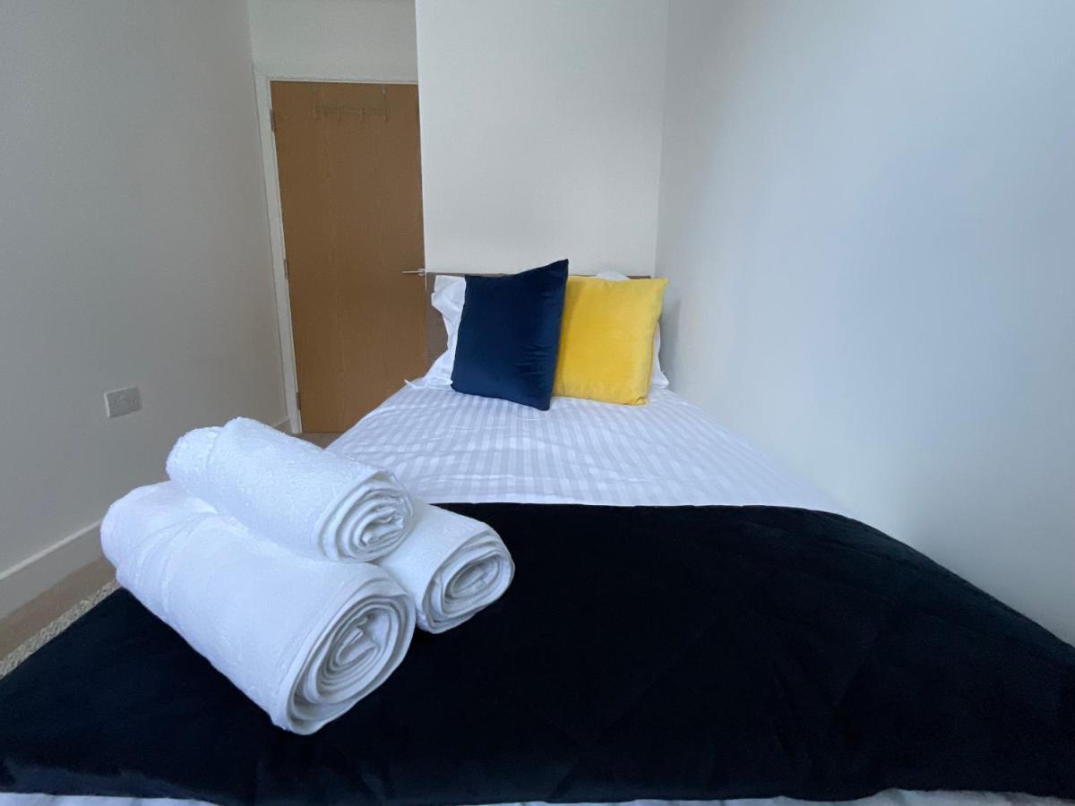 Modern 2 Bed Apt In Egham High Street, With Private Parking And Wifi Apartamento Exterior foto