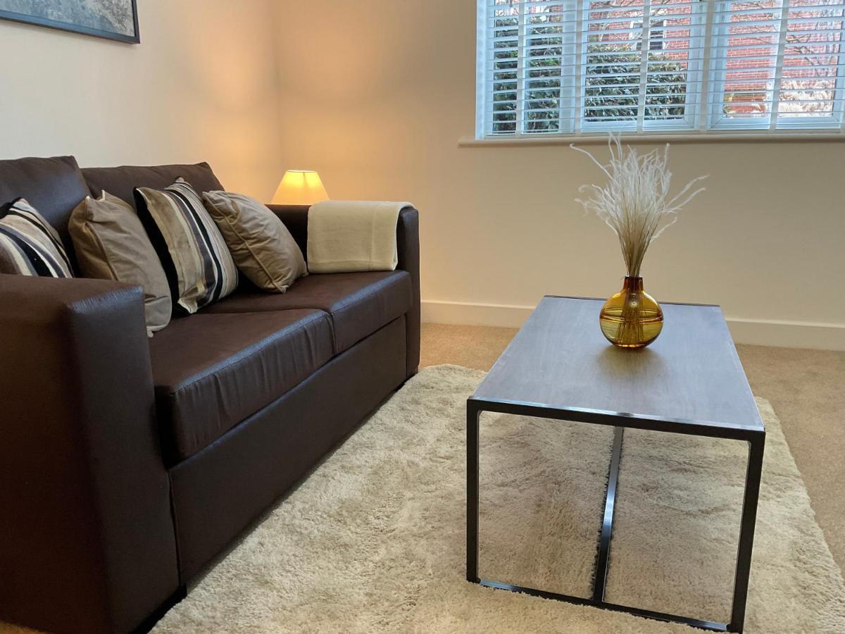 Modern 2 Bed Apt In Egham High Street, With Private Parking And Wifi Apartamento Exterior foto