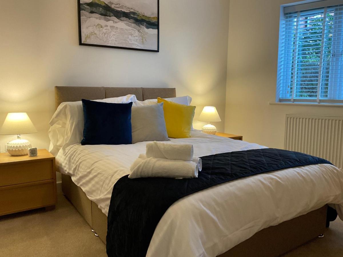 Modern 2 Bed Apt In Egham High Street, With Private Parking And Wifi Apartamento Exterior foto