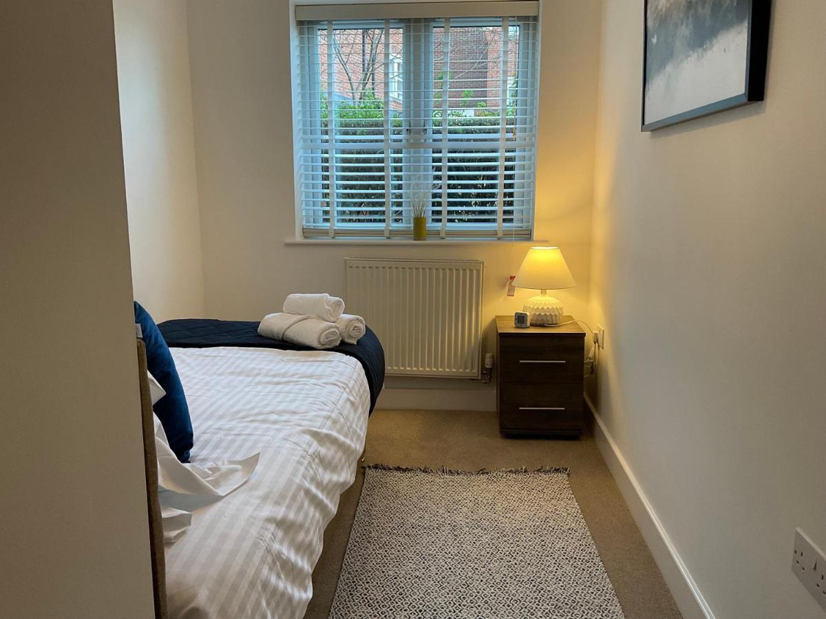Modern 2 Bed Apt In Egham High Street, With Private Parking And Wifi Apartamento Exterior foto