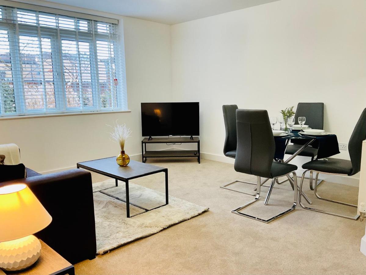 Modern 2 Bed Apt In Egham High Street, With Private Parking And Wifi Apartamento Exterior foto