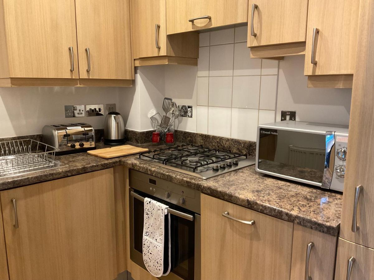 Modern 2 Bed Apt In Egham High Street, With Private Parking And Wifi Apartamento Exterior foto
