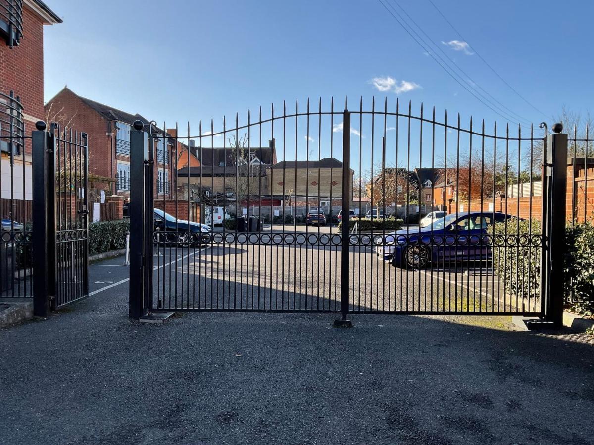 Modern 2 Bed Apt In Egham High Street, With Private Parking And Wifi Apartamento Exterior foto